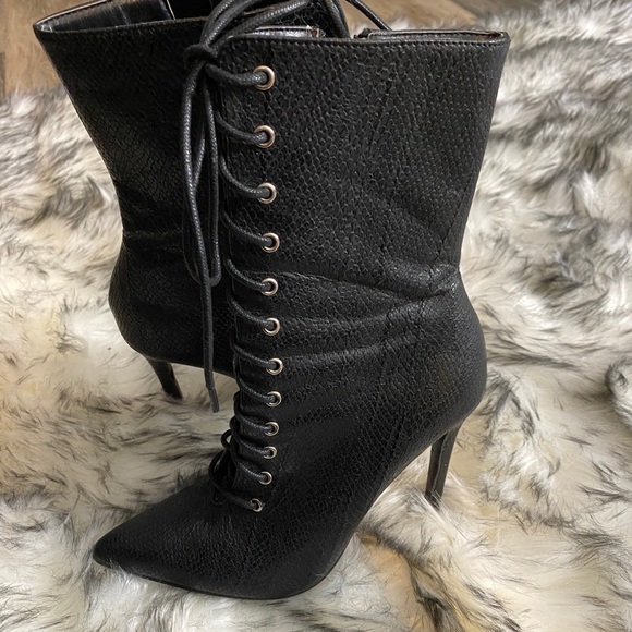 Super cute heel booties!! Faux leather snake print - Picture 1 of 3